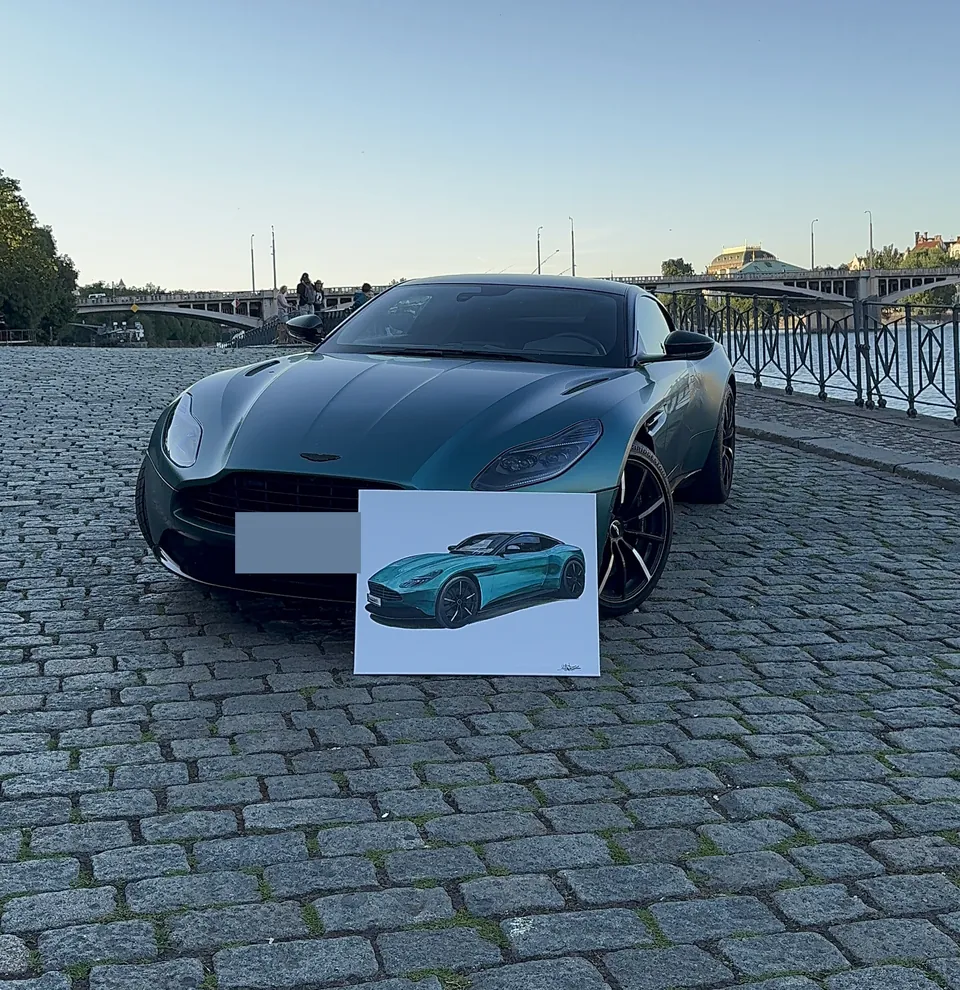 Obraz zeleného Astonu Martin před skutečným vozem na dlažbě u řeky při západu slunce