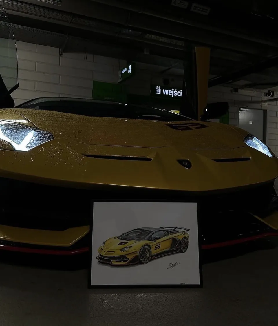 Obraz žlutého Lamborghini Aventador opřený o příď skutečného vozu