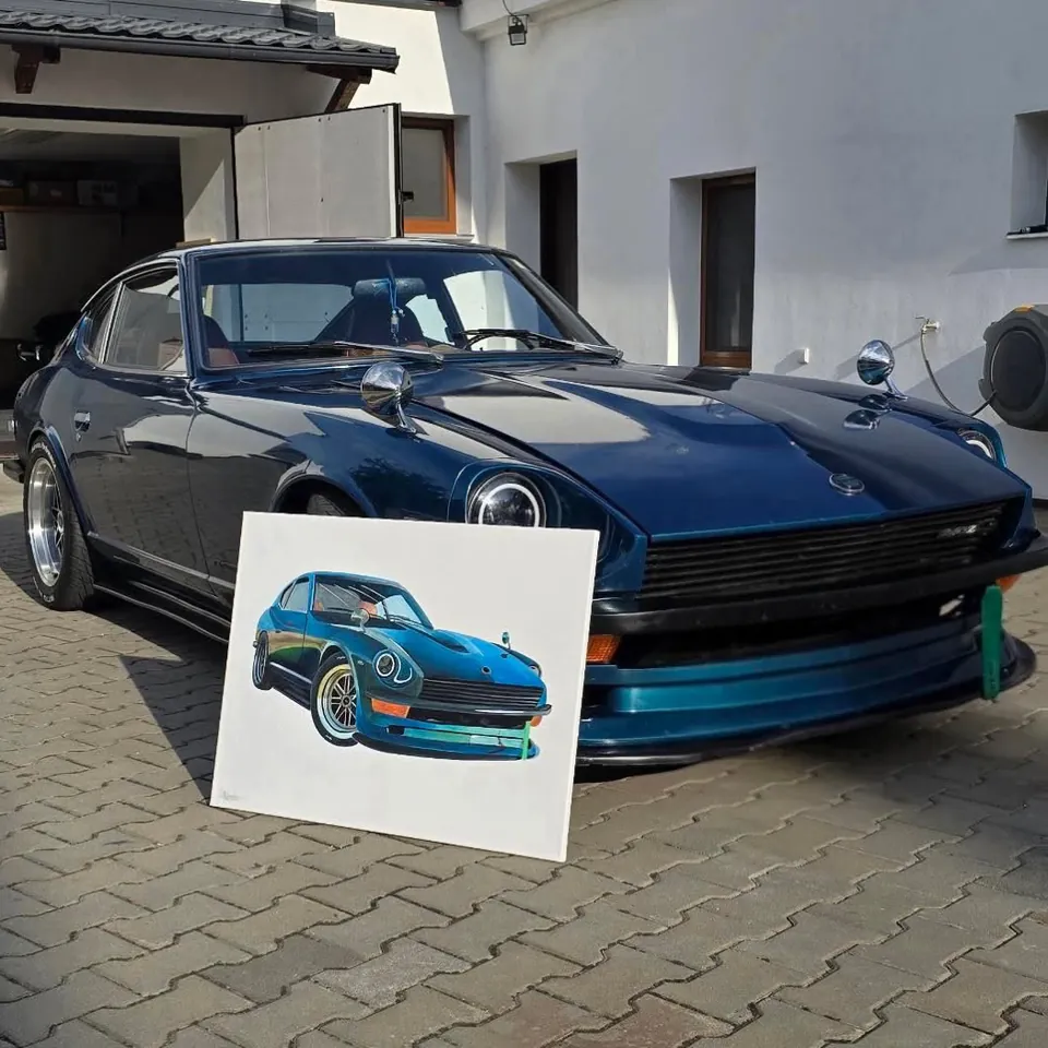 Obraz modrého Datsunu Z opřený o skutečný vůz na dlážděném dvoře