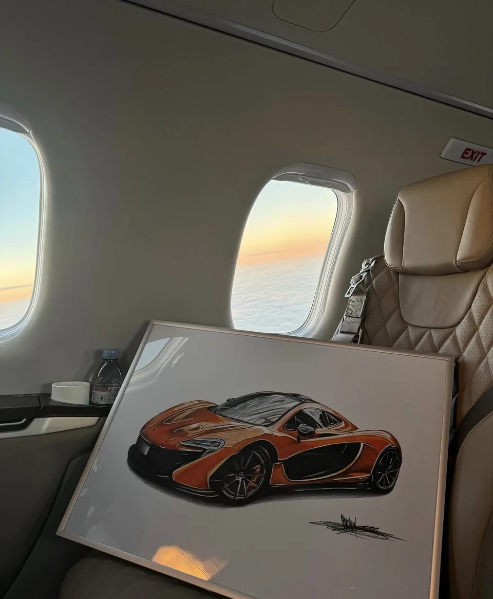 Obraz oranžového McLarenu P1 na sedadle soukromého letadla